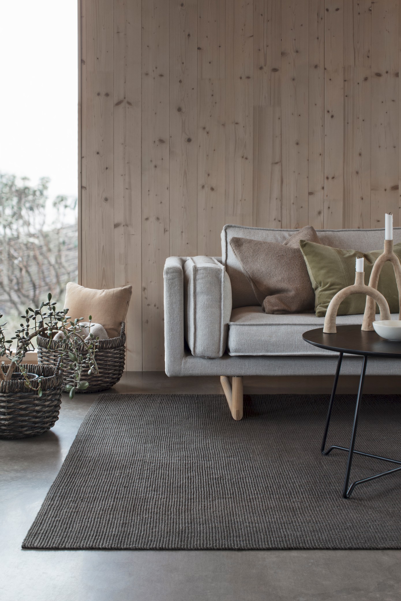 Vardagsrumsmatta i jute placerad under soffa