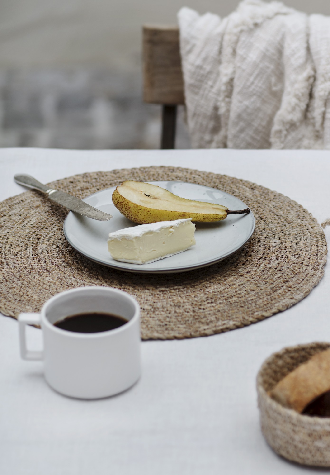 Dukat bord med bordstablett av sjögräs, sjögrästablett