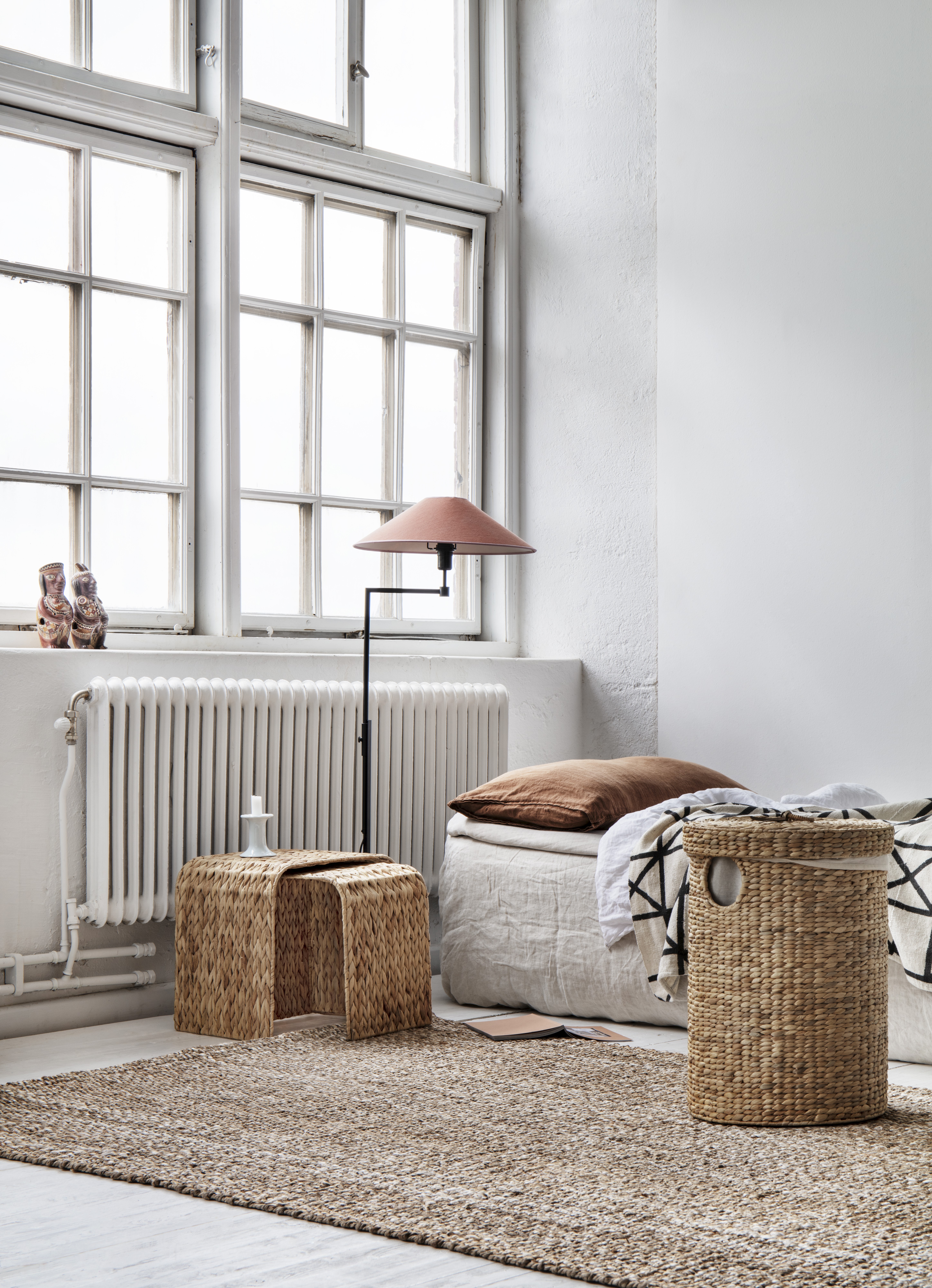 Vardagsrumsmatta i jute i naturgrått från Dixie